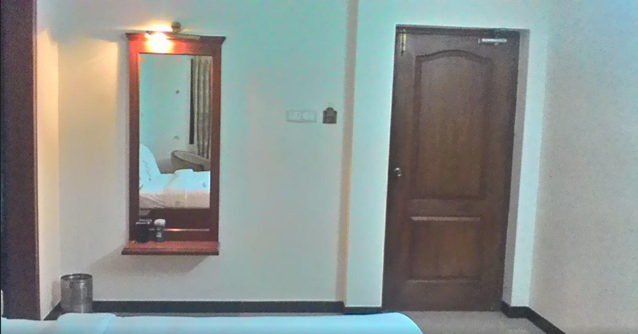 Gayathri Hotels Tiruppur Extérieur photo